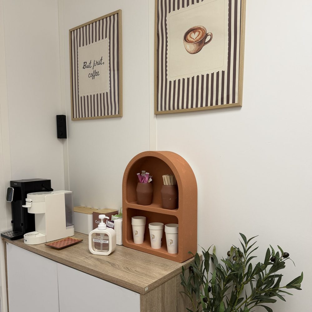 Le coin café, avec une étagère en arche terracotta et un olivier