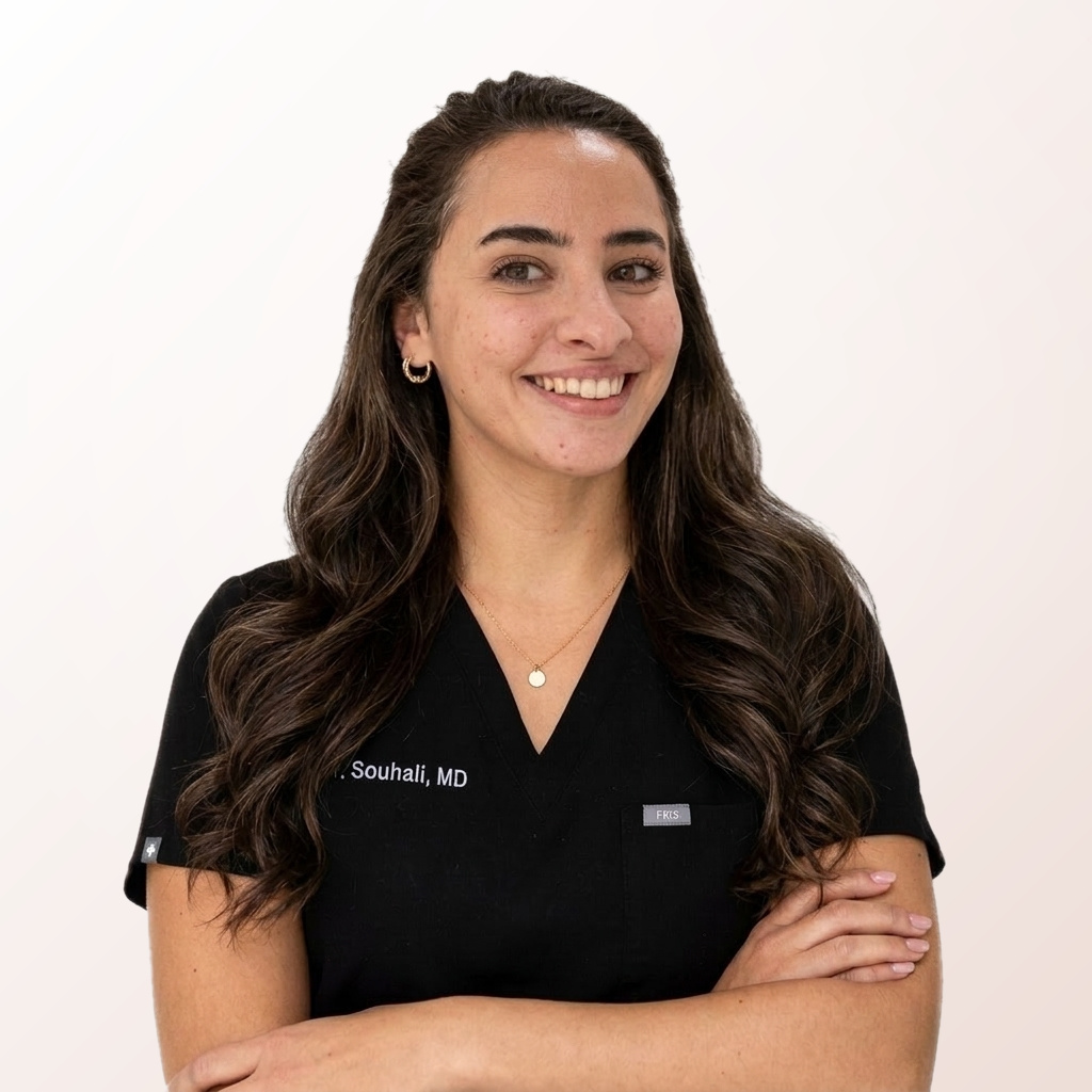 Portrait du Dr Souhali Massilia, médecin, en tenue médicale